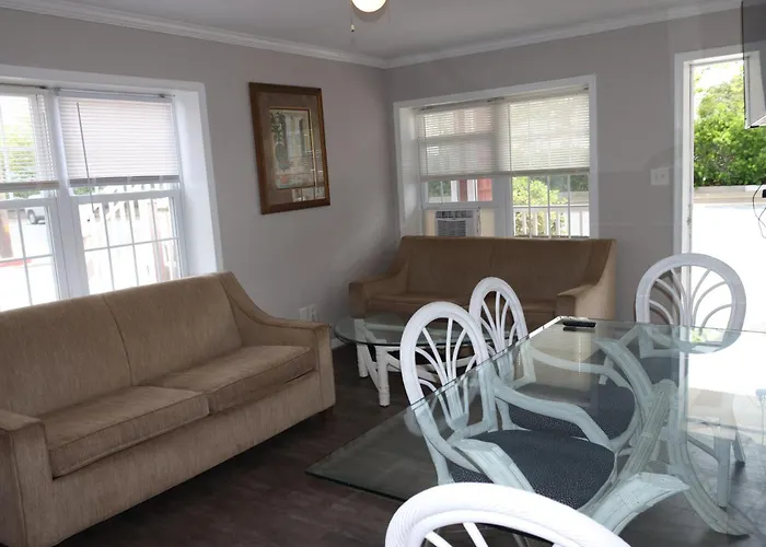Motel: The Burgundy Inn Hotel And Apartments
